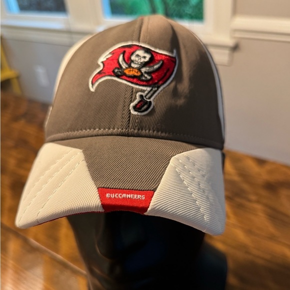 Reebok Tampa Bay Buccaneers Hat NFL stretch band OS - Picture 1 of 9